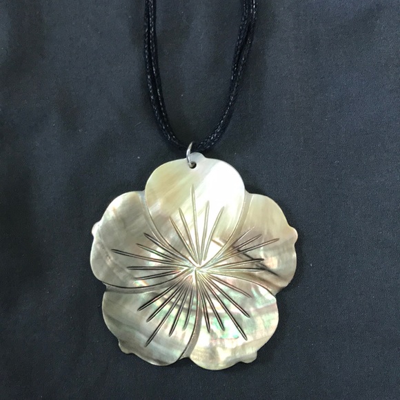 Shell necklace earrings set from Hawai’i - Picture 2 of 10